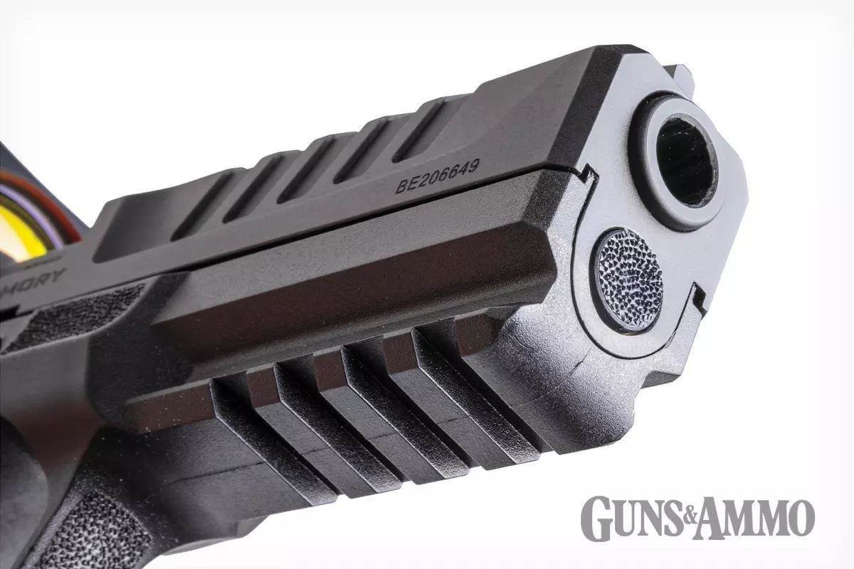 Detalhe frontal do cano e dos trilhos da pistola Springfield Armory Echelon.