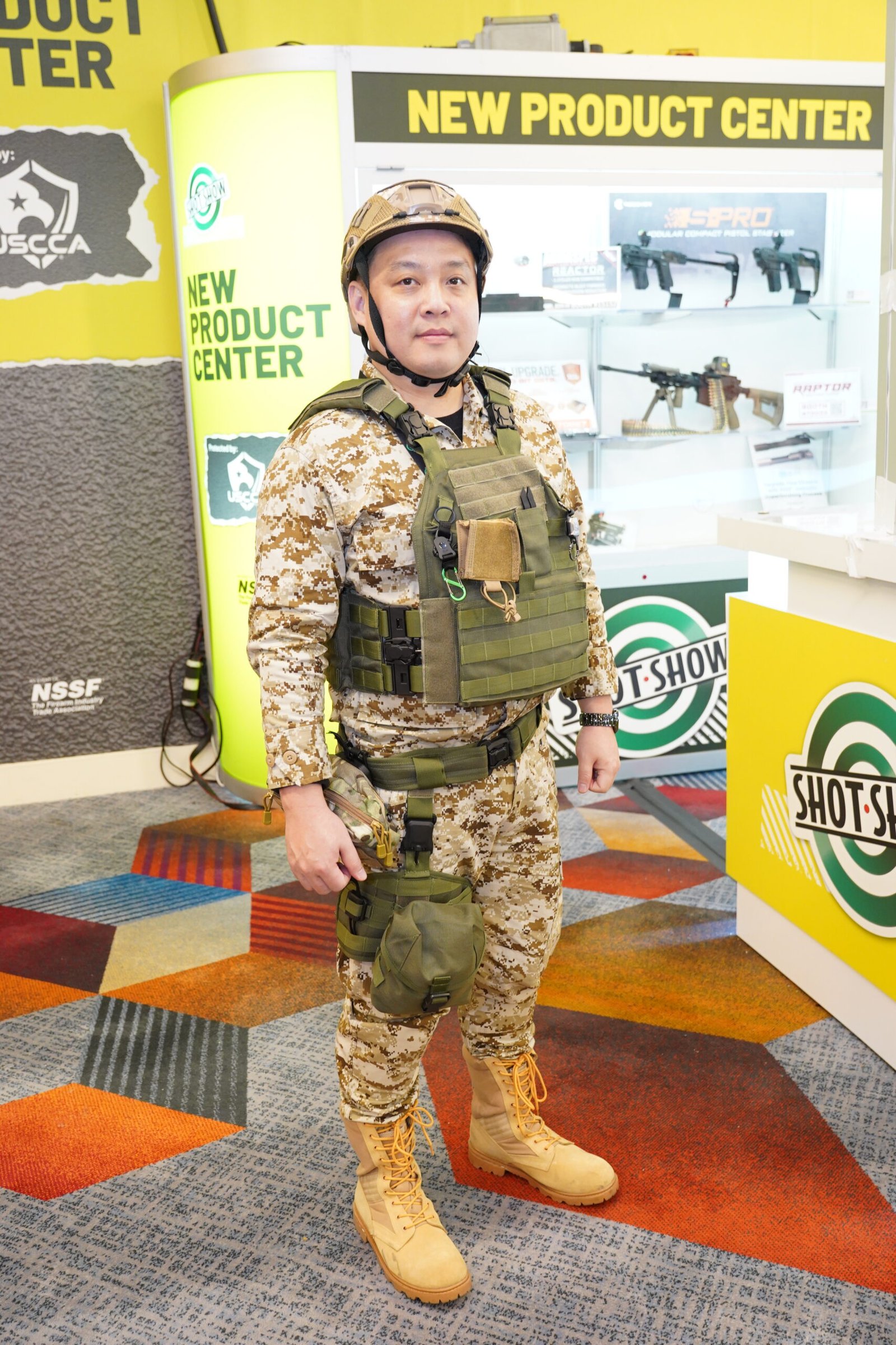 Expositor em uniforme camuflado posa no centro de novos produtos da Shot Show.