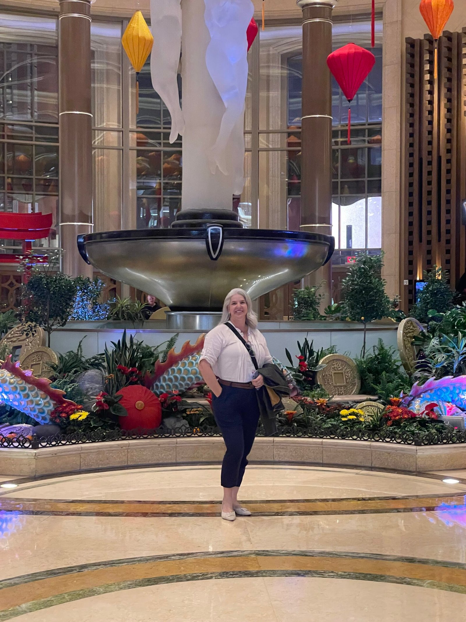 Mulher posa diante de decoração colorida no Caesars Palace.