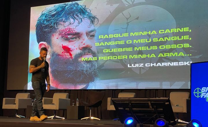 Palestrante apresenta mensagem sobre superação no palco da Shot Fair Brasil.