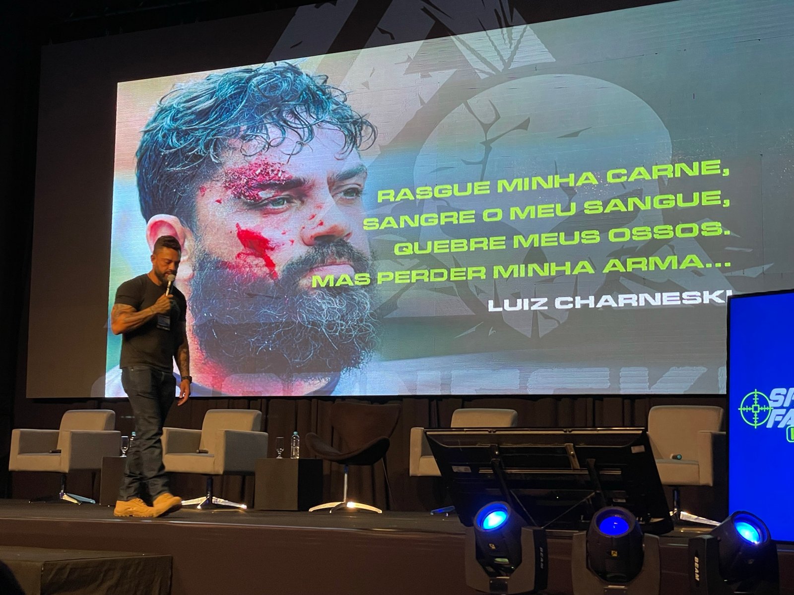 Palestrante apresenta mensagem sobre superação no palco da Shot Fair Brasil.