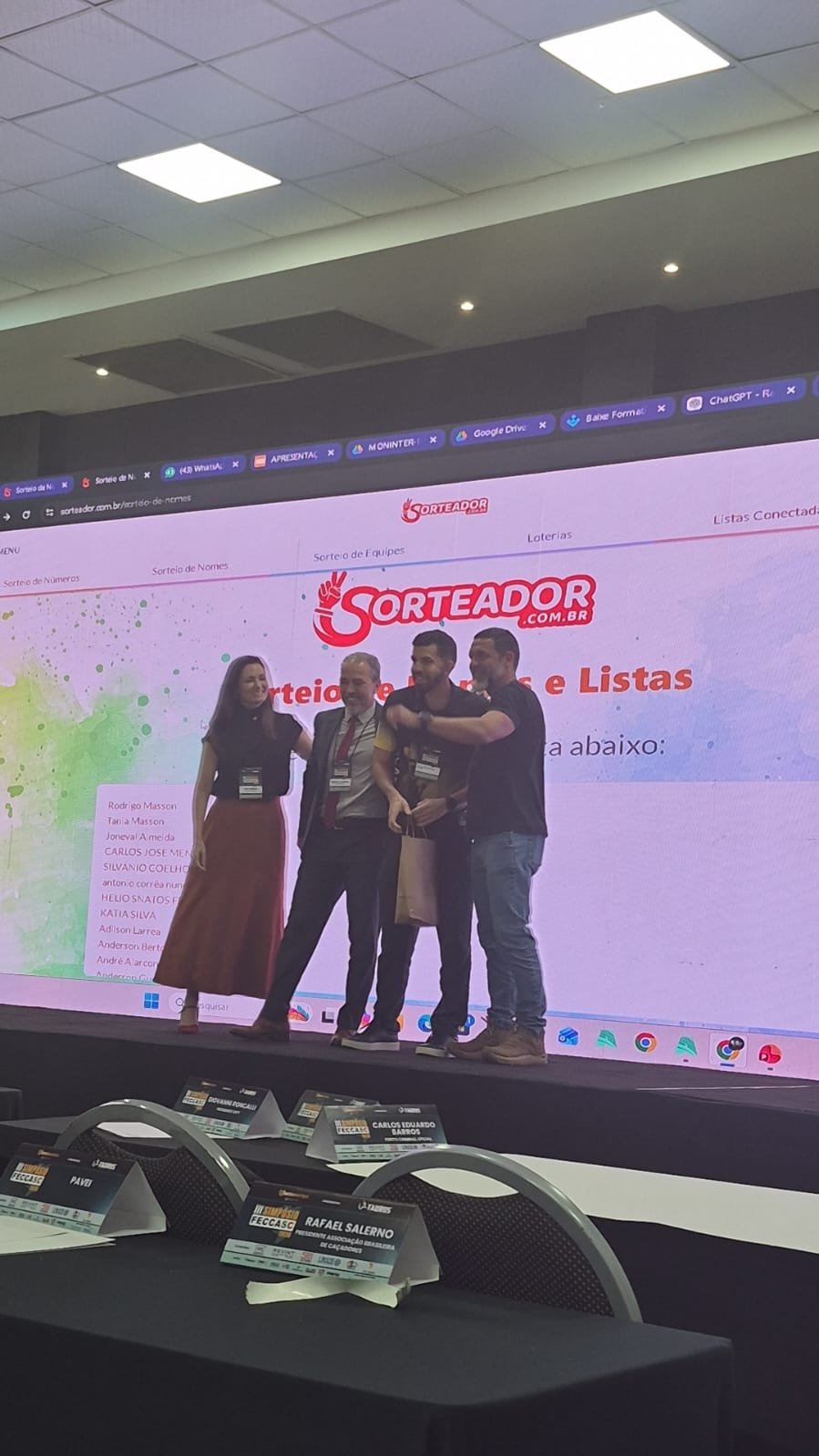 Organizadores acompanham sorteio projetado em tela durante o Simpósio FECCASC.