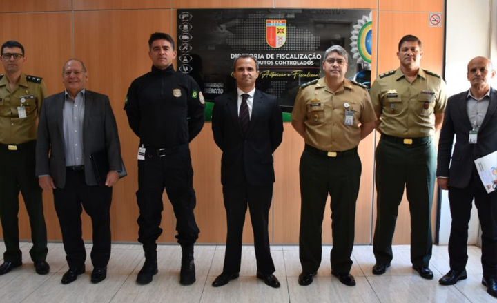 Representantes do Exército, da Polícia Federal e civis posam após reunião de fiscalização.