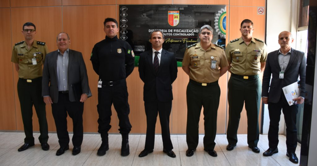 Representantes do Exército, da Polícia Federal e civis posam após reunião de fiscalização.