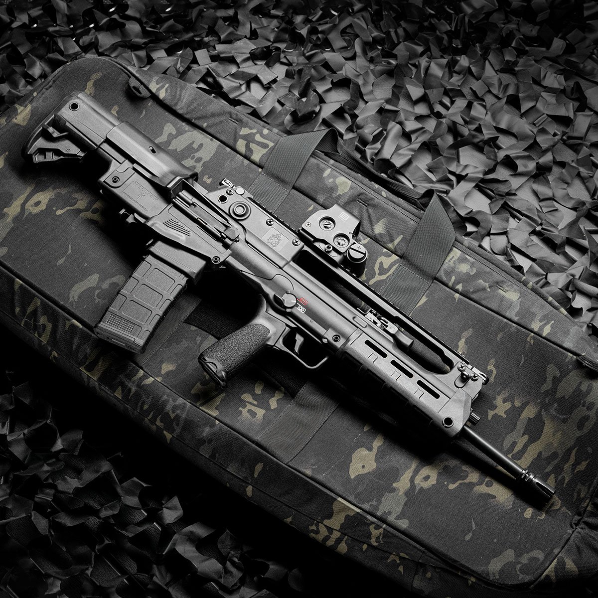 Fuzil Springfield Armory Hellion equipado com mira sobre superfície tática.