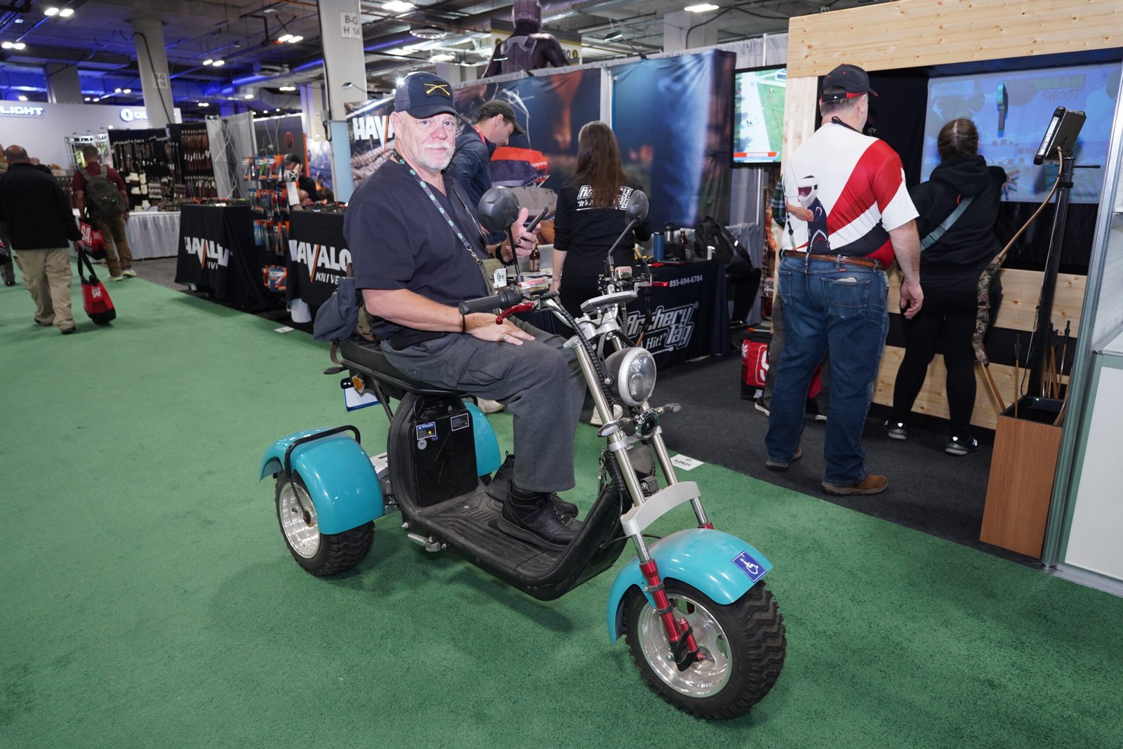 Visitante circula em triciclo elétrico pelos corredores da Shot Show.