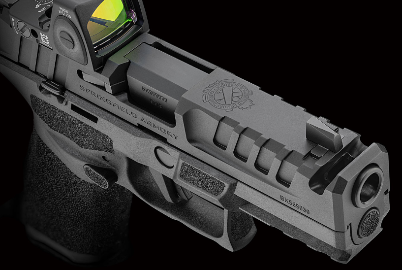 Pistola Springfield Armory Echelon equipada com mira óptica, vista em close.