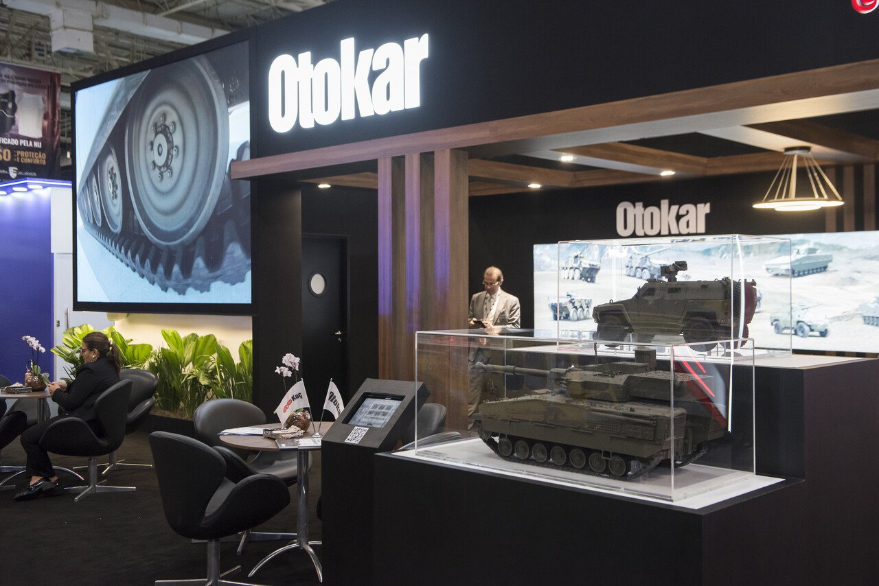 Maquete de veículo blindado exposta no estande da Otokar.