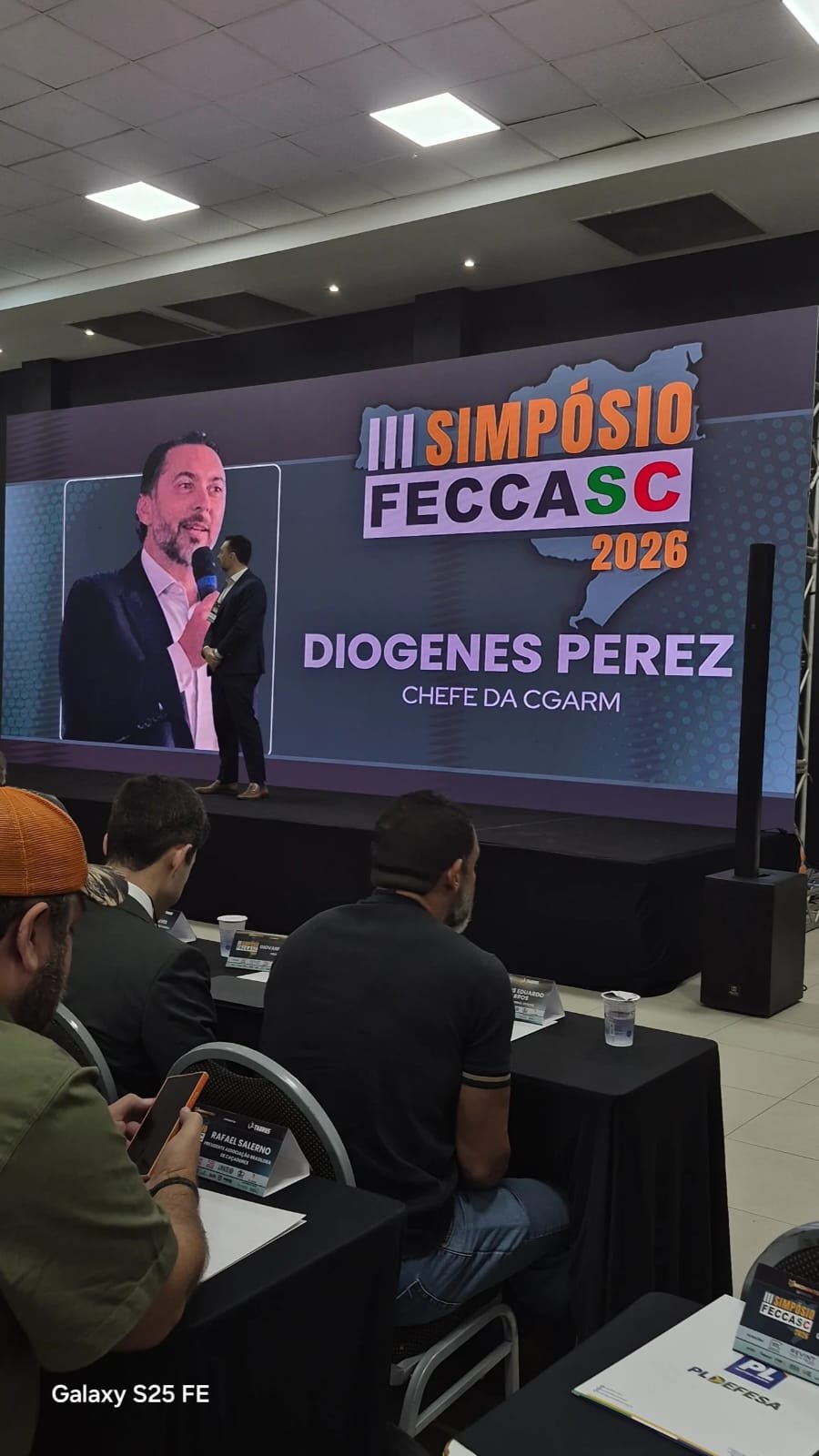 Público acompanha palestra de Diógenes Peres no terceiro Simpósio FECCASC.
