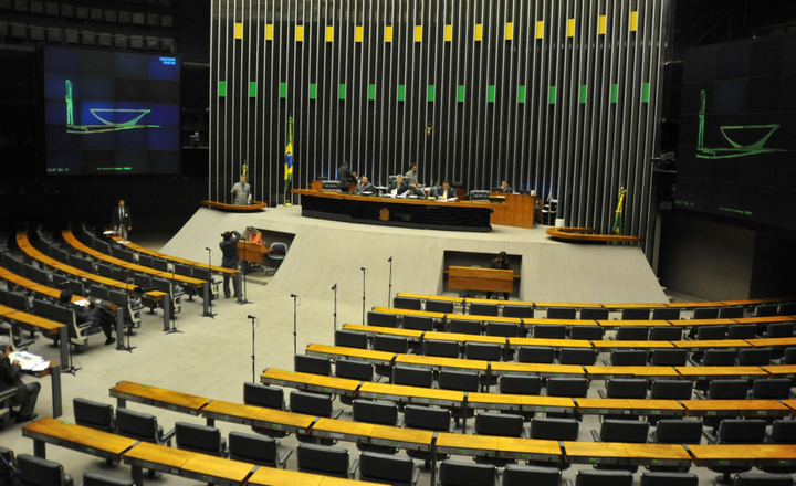 Plenário vazio da Câmara dos Deputados visto das galerias.