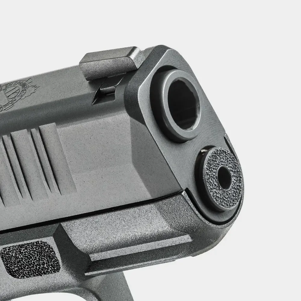 Detalhe frontal do cano e da haste-guia da pistola Hellcat.