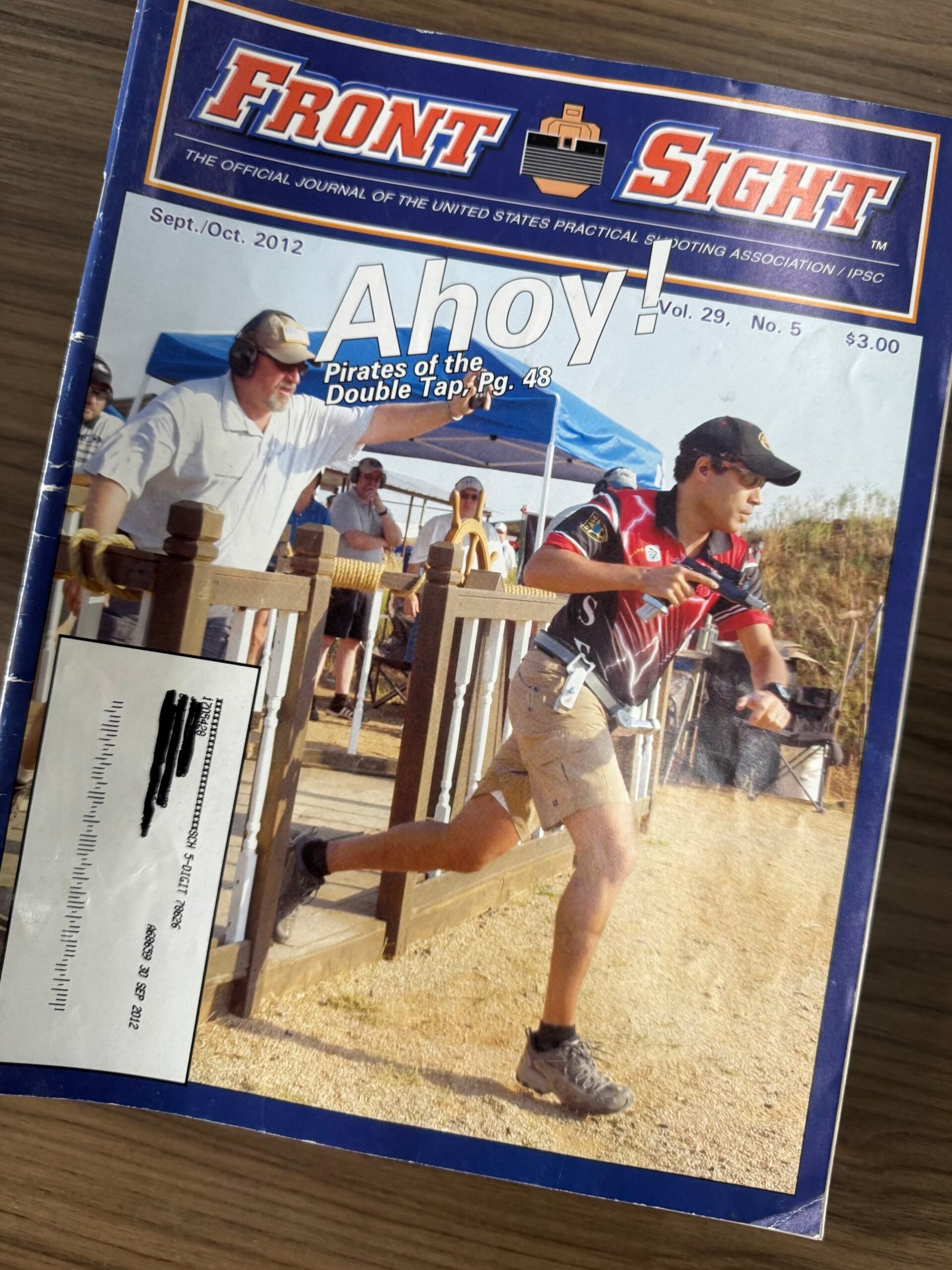 Capa da revista Front Sight mostra atirador em prova de tiro prático.