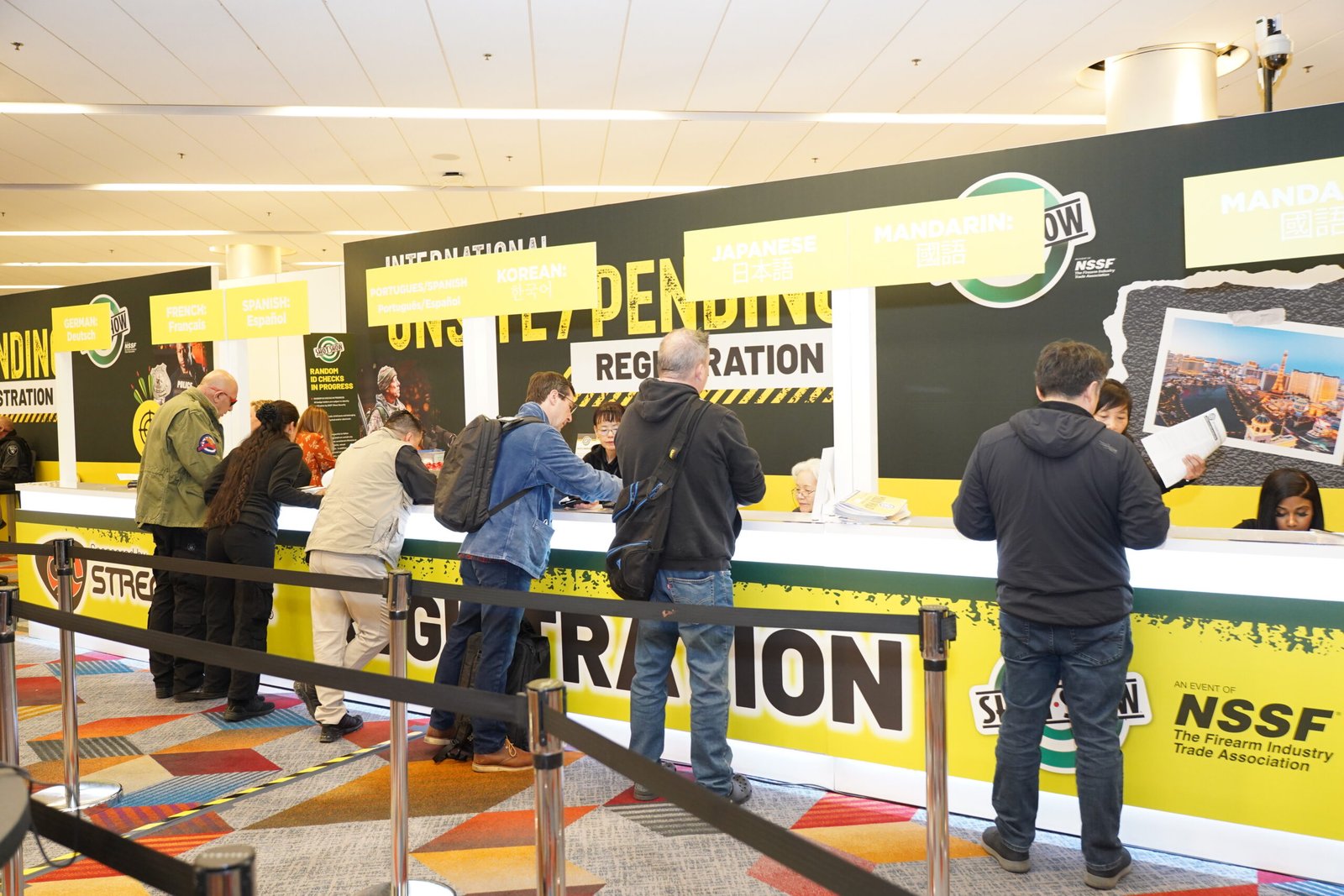 Visitantes fazem credenciamento em balcão da Shot Show.