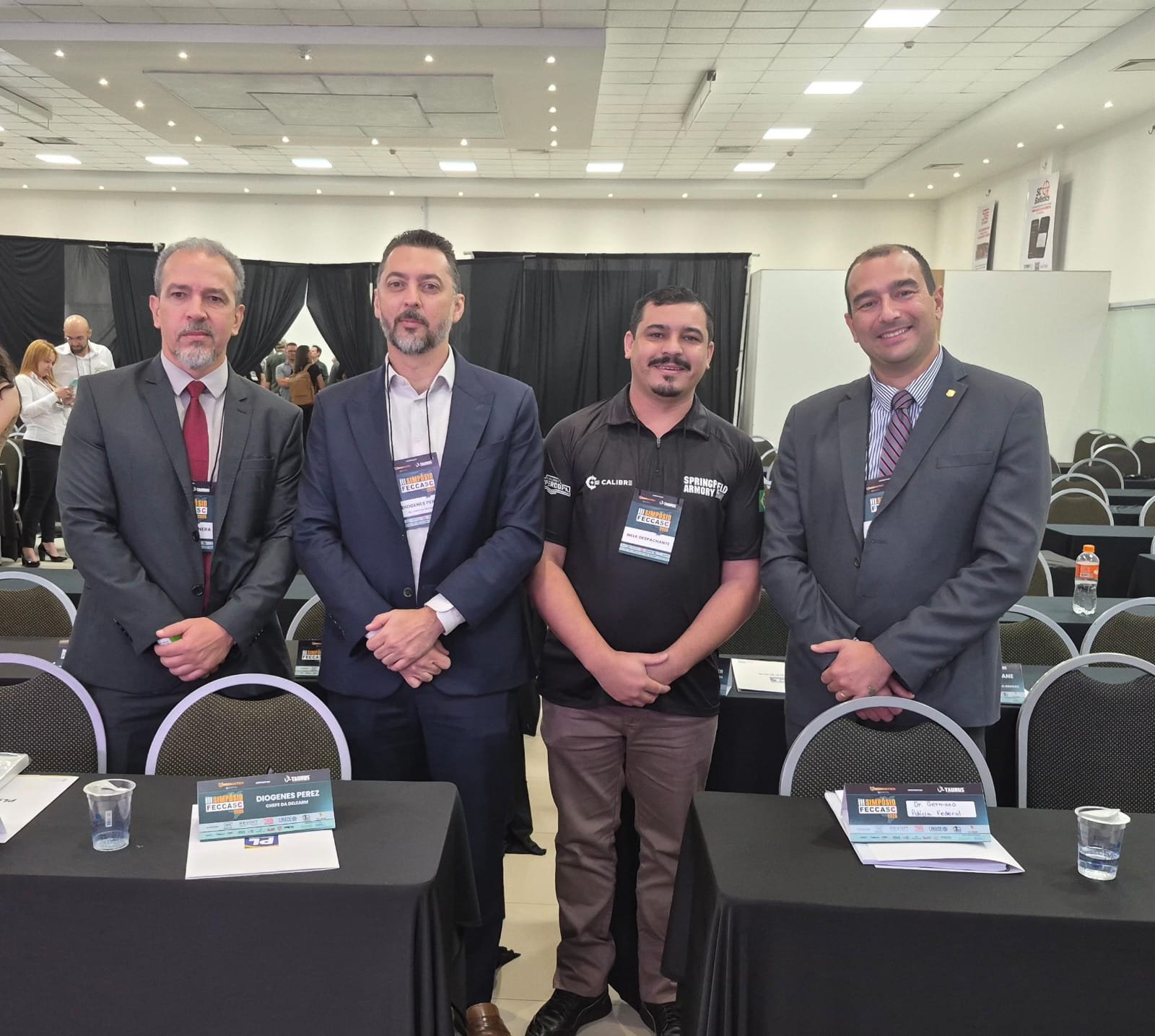 Quatro representantes posam em sala do Simpósio FECCASC.