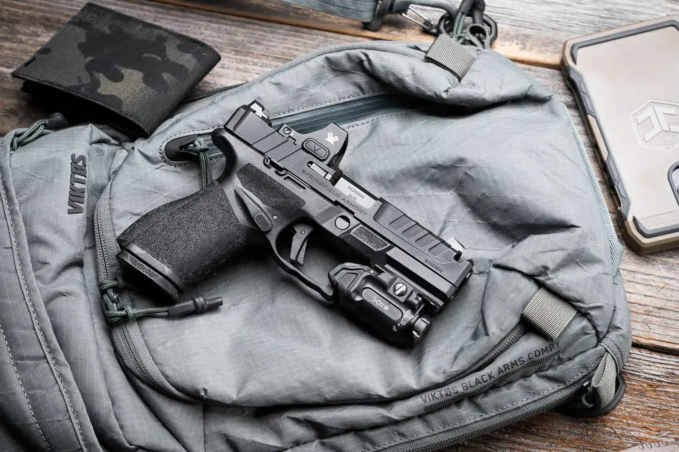 Pistola Springfield Armory Echelon 4.0C Comp sobre bolsa tática.