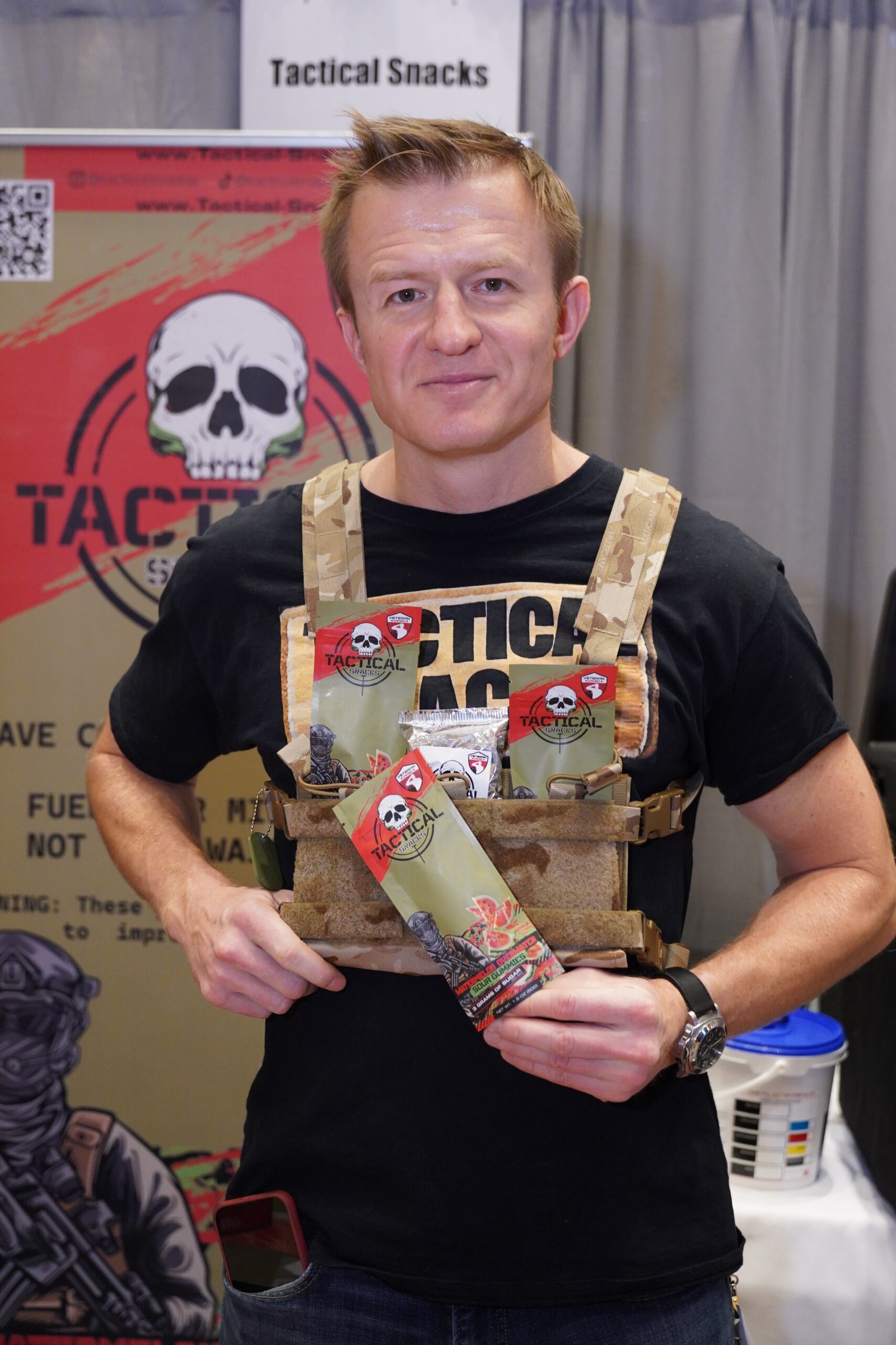 Expositor demonstra colete tático durante a Shot Show.
