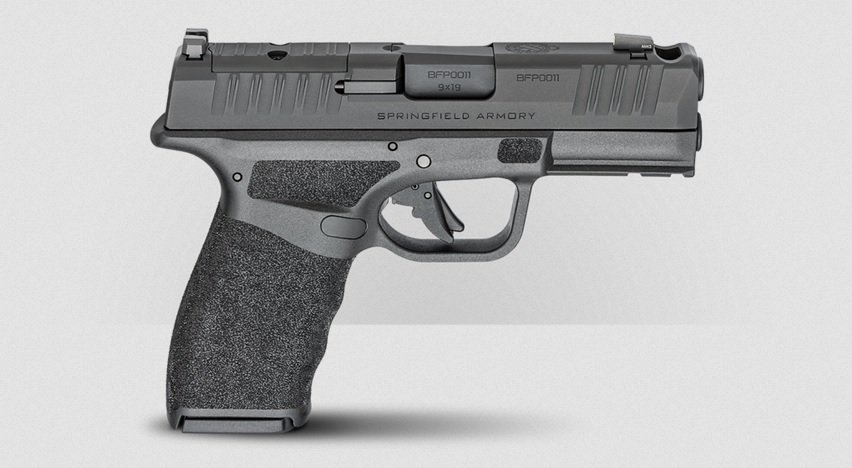 Pistola Springfield Armory Hellcat Pro Comp vista de perfil sobre fundo branco.