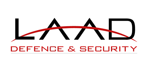 Logotipo vermelho Defence & Security sobre fundo preto.