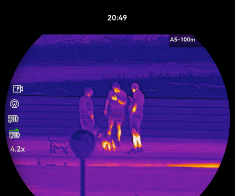 Três pessoas aparecem em imagem térmica com tonalidades roxa e laranja.