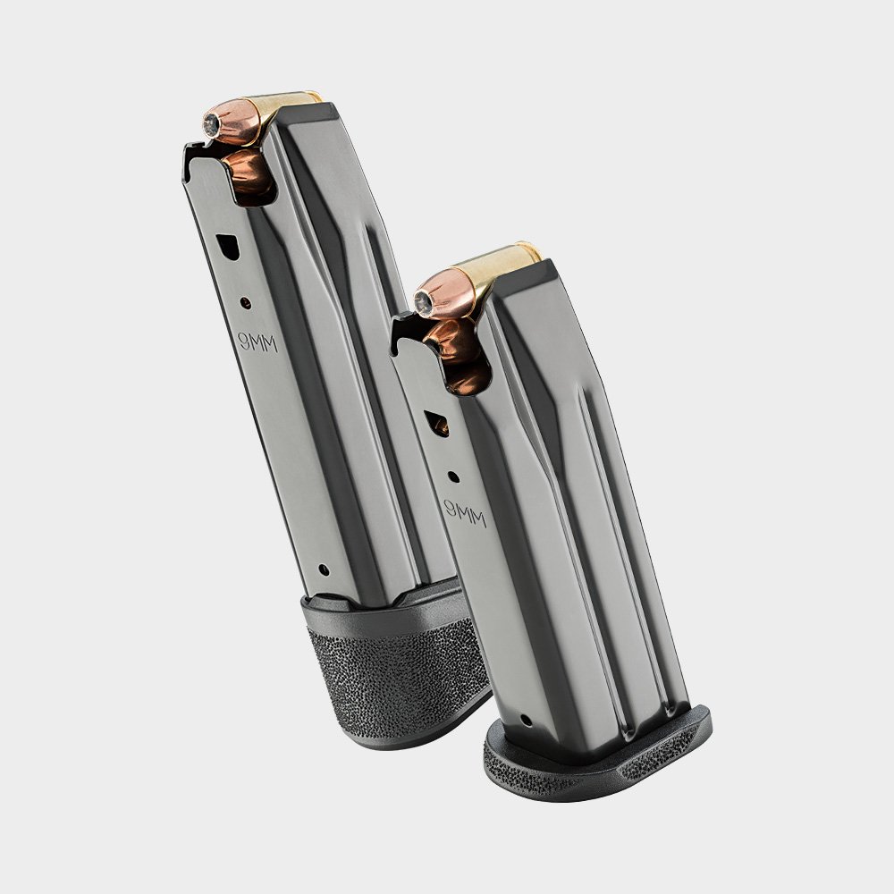 Dois carregadores metálicos da pistola Echelon compacta com munição.