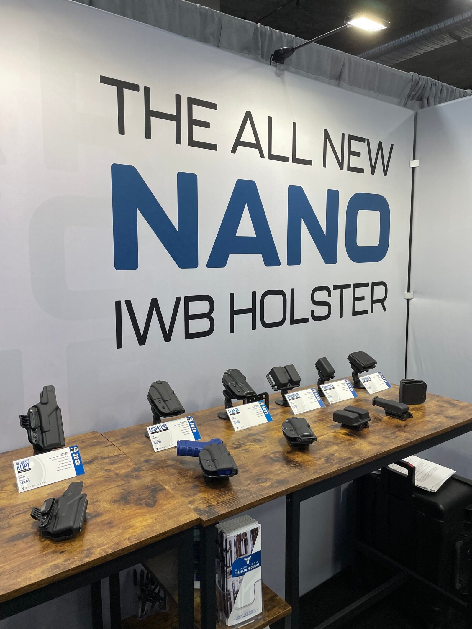 Coldres internos Nano alinhados em balcão de exposição.