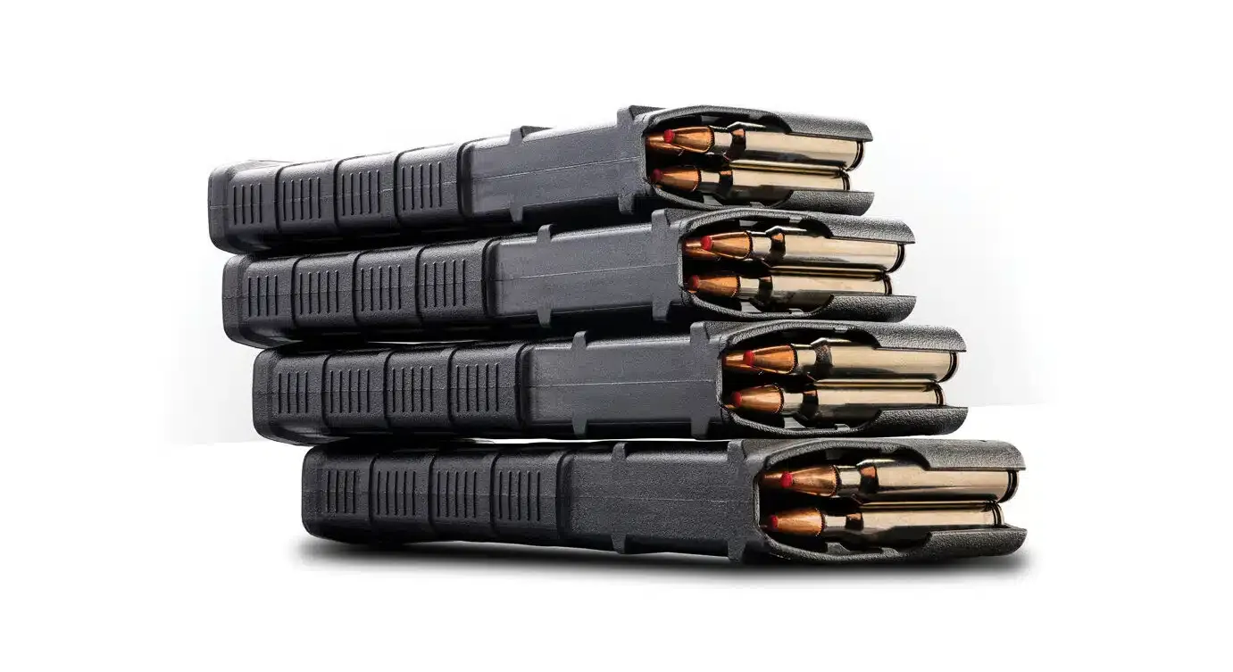 O pacote SAINT Gear Pac inclui quatro carregadores Magpul PMAG Gen M3 de 30 cartuchos. Munição não inclusa.