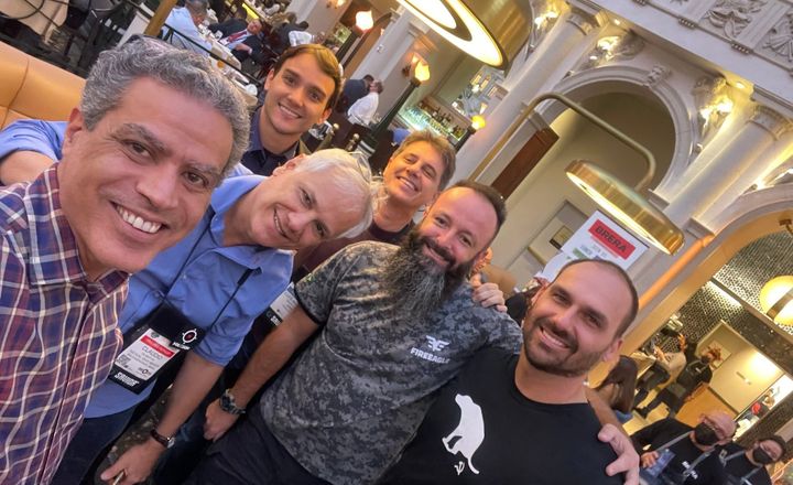 Equipe da Triggers Magazine posa reunida durante evento.