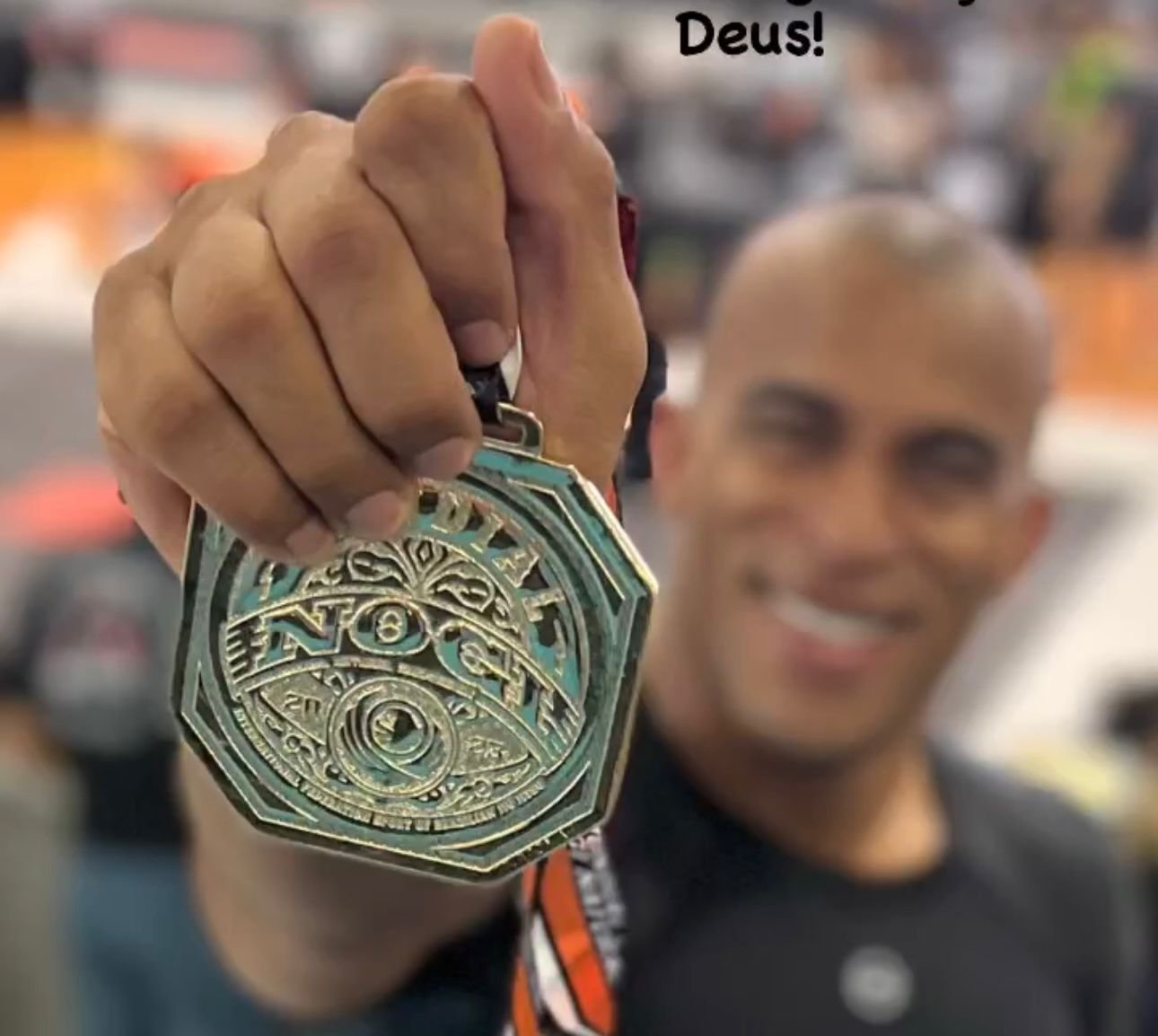 Léo Rocha e outros atletas ocupam o pódio após competição de jiu-jítsu.