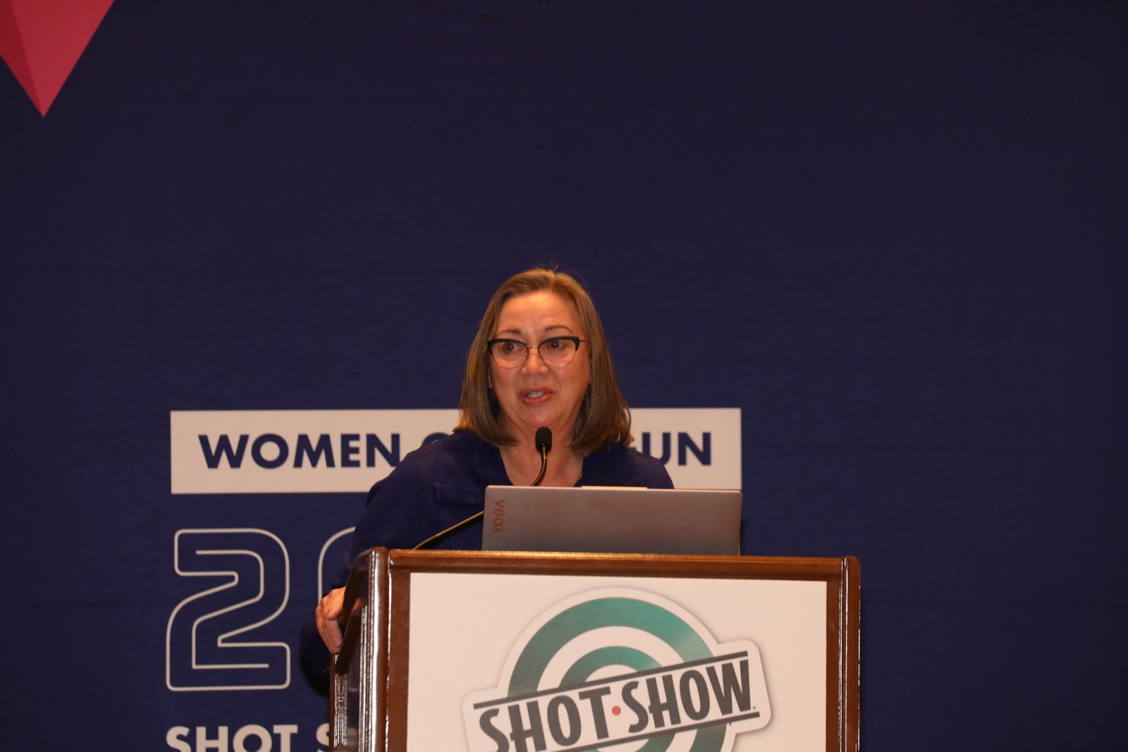 Palestrante fala no evento Women of the Gun da Shot Show.