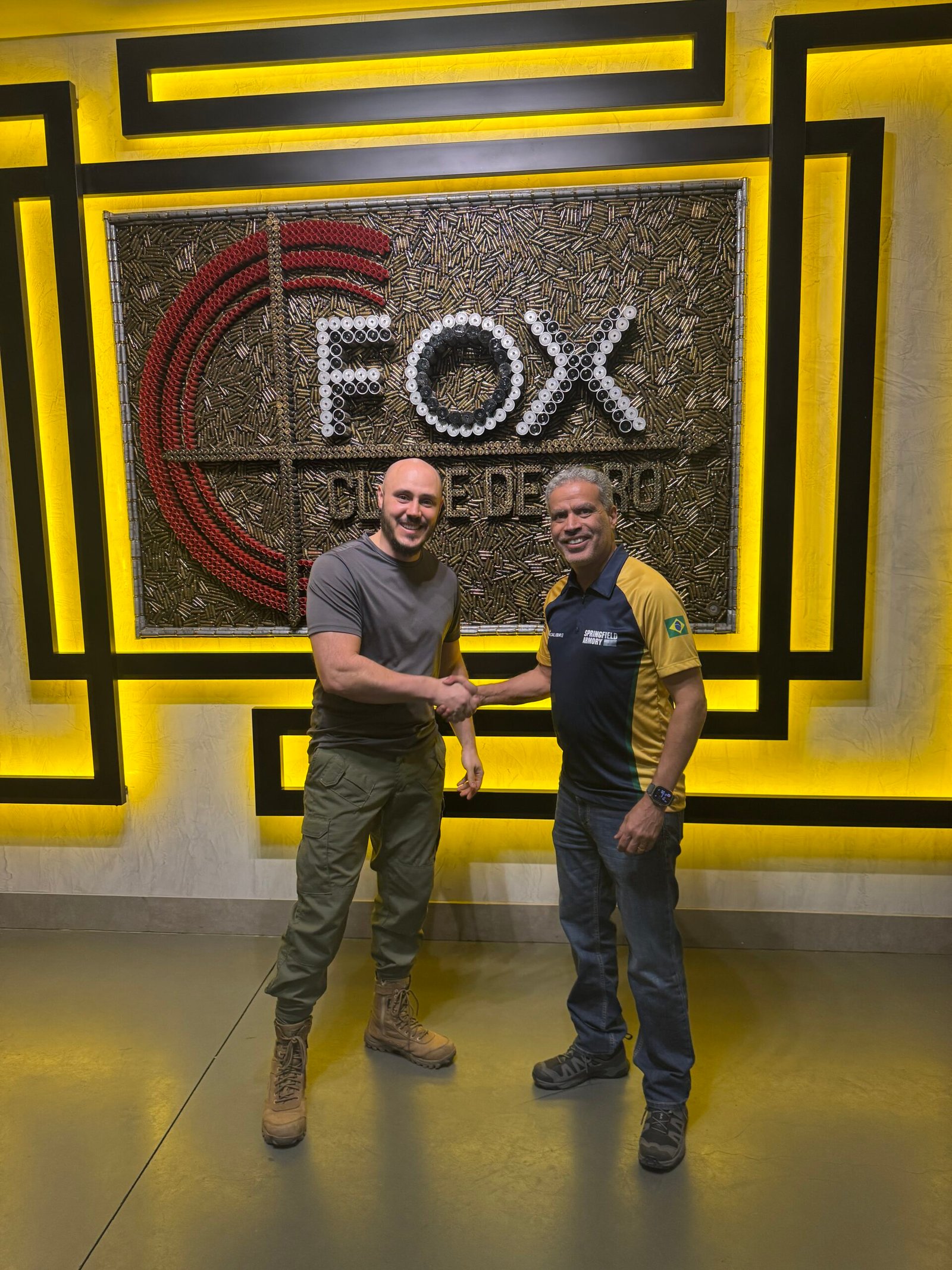 Demetrius Oliveira e colega posam em estúdio da Fox News.