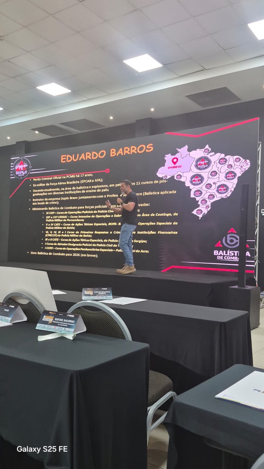 Palestrante apresenta dados sobre segurança durante o Simpósio FECCASC.