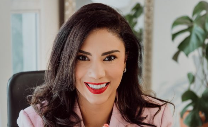 Retrato de mulher sorridente em um escritório.