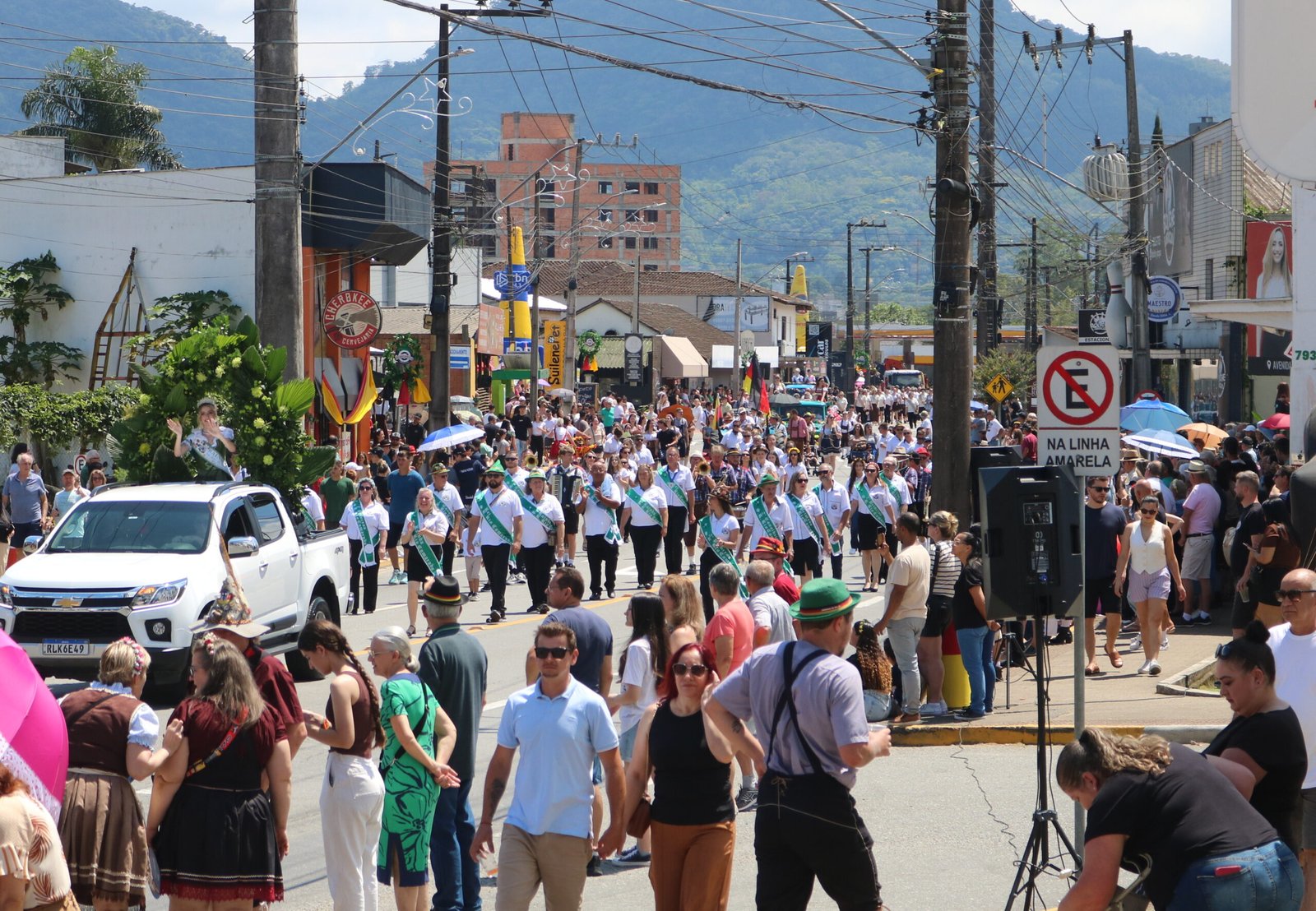 Grande público ocupa avenida durante o desfile da Schützenfest.