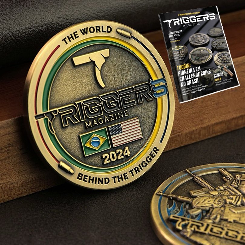 Medalhas comemorativas da Triggers Magazine apoiadas sobre madeira.