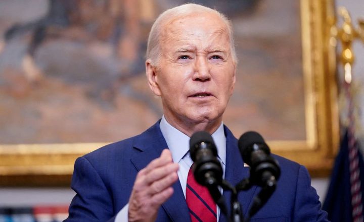 Joe Biden discursa diante de dois microfones na Casa Branca.