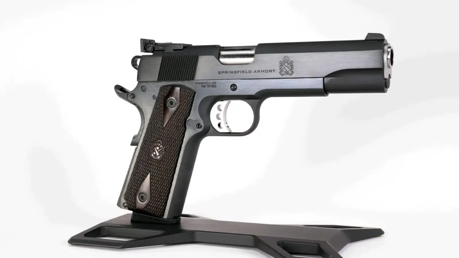 Pistola Springfield Armory 1911 Garrison Target exposta em suporte.