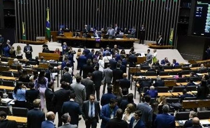 Sessão movimentada no plenário da Câmara dos Deputados.