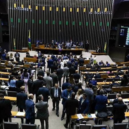 Sessão movimentada no plenário da Câmara dos Deputados.