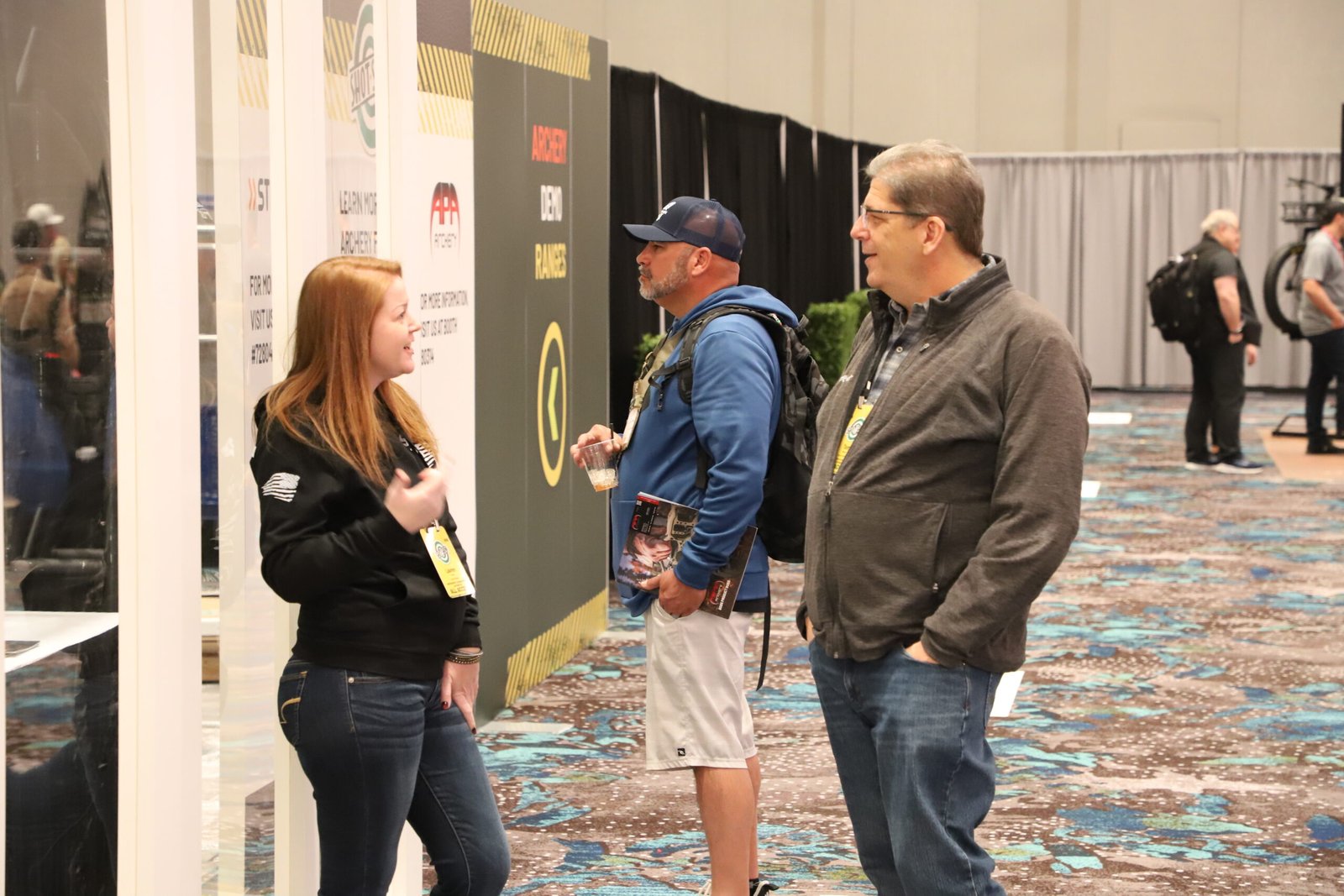 Visitantes conversam nos corredores do Caesars Forum durante a Shot Show.