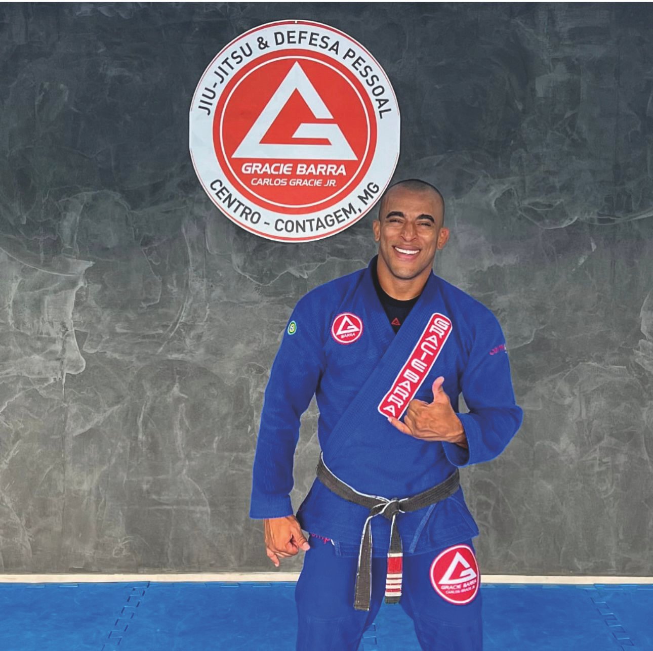 Léo Rocha posa de kimono na academia Gracie Barra.