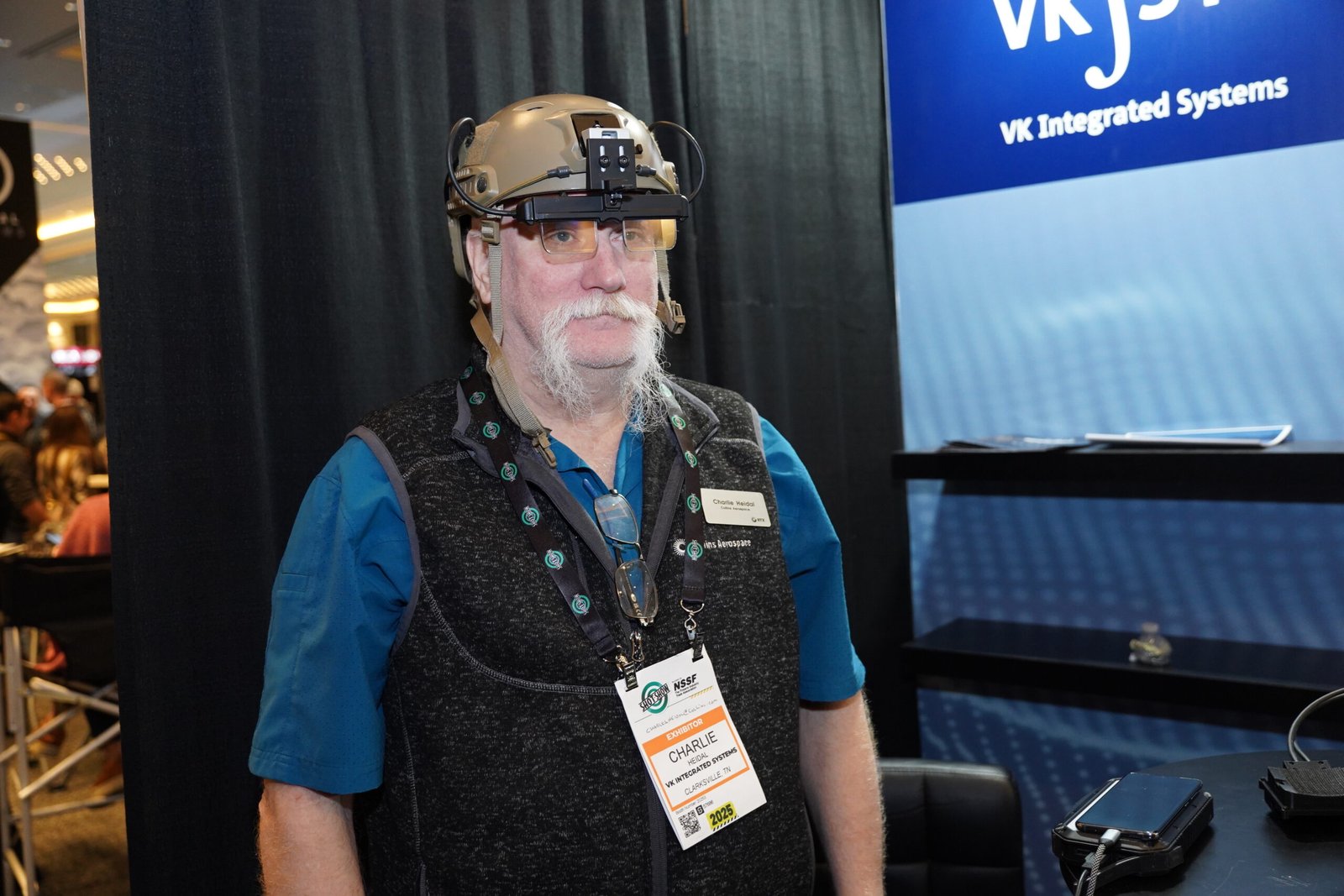 Expositor usa capacete e óculos táticos em estande da Shot Show.