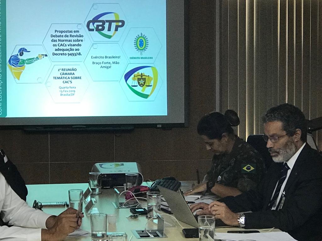Demetrius Oliveira participa de reunião sobre normas do tiro prático.