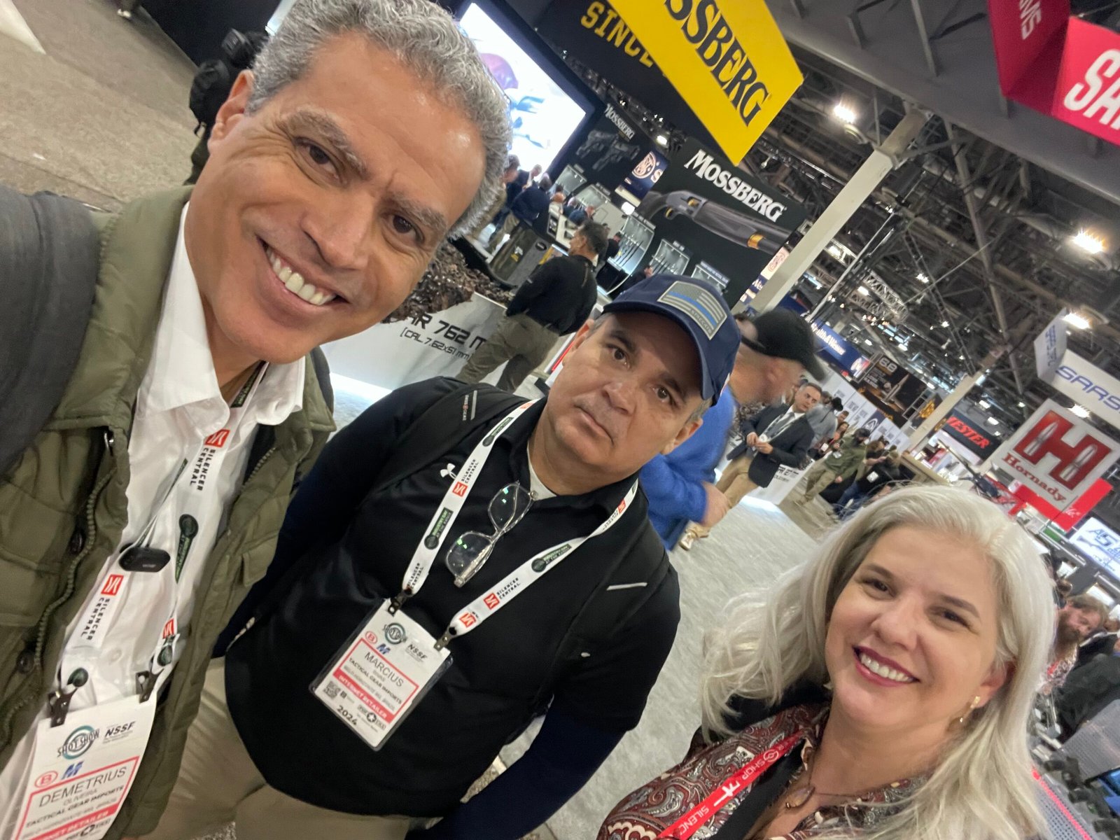 Demetrius Oliveira posa com colegas durante a Shot Show.