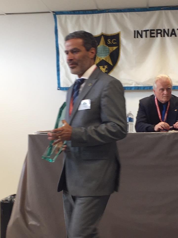 Demetrius Oliveira fala ao público em cerimônia internacional.