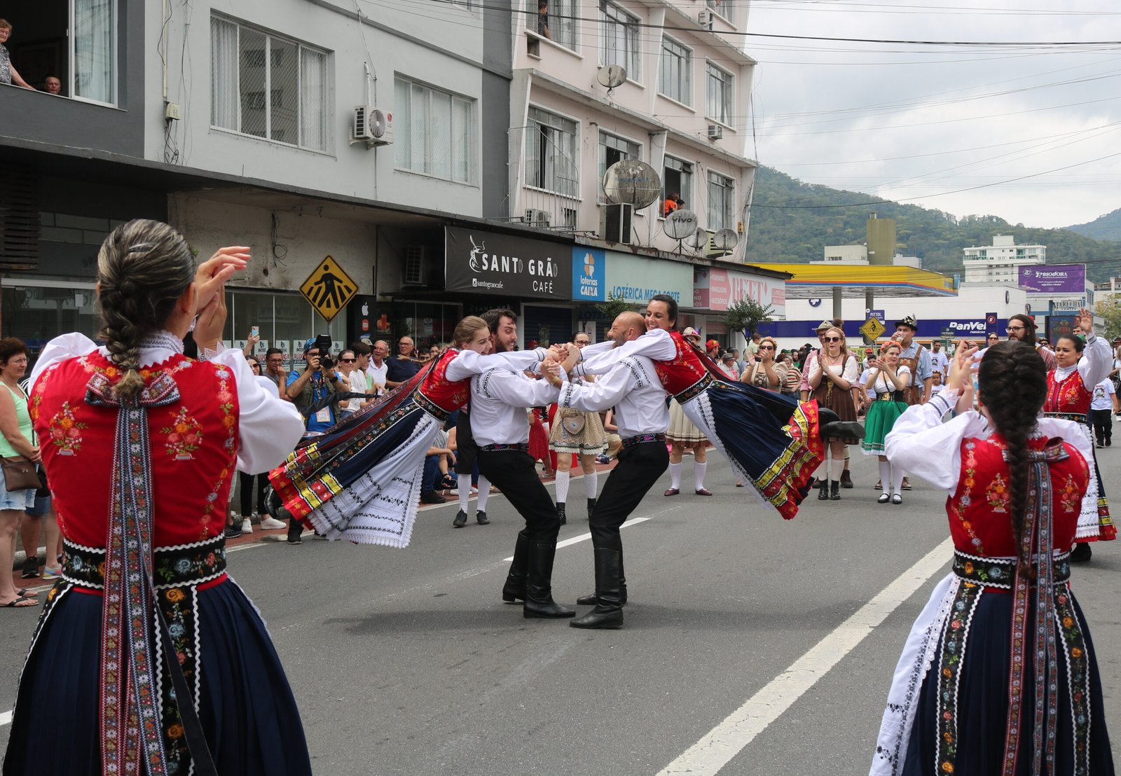 Grupo de dança folclórica alemã se apresenta durante desfile da Schützenfest.