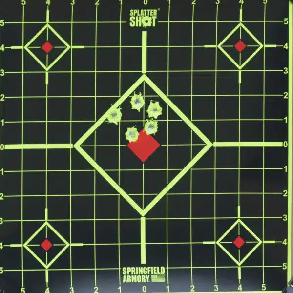 Alvo de papel atingido por disparos durante teste da pistola Garrison Target.