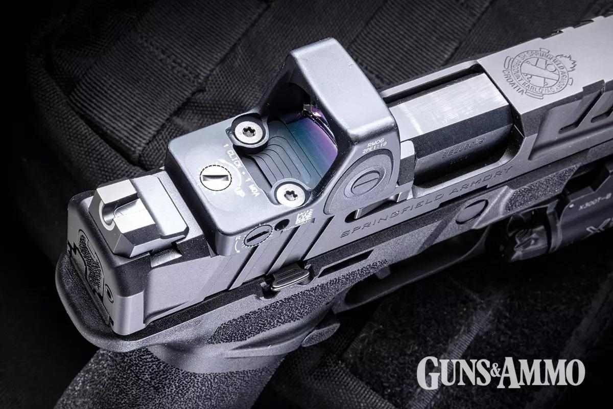 Mira óptica instalada no ferrolho de uma pistola Springfield Armory Echelon.