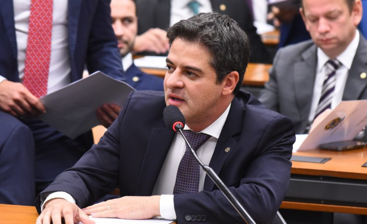 Ismael Alexandrino fala ao microfone durante uma audiência parlamentar.