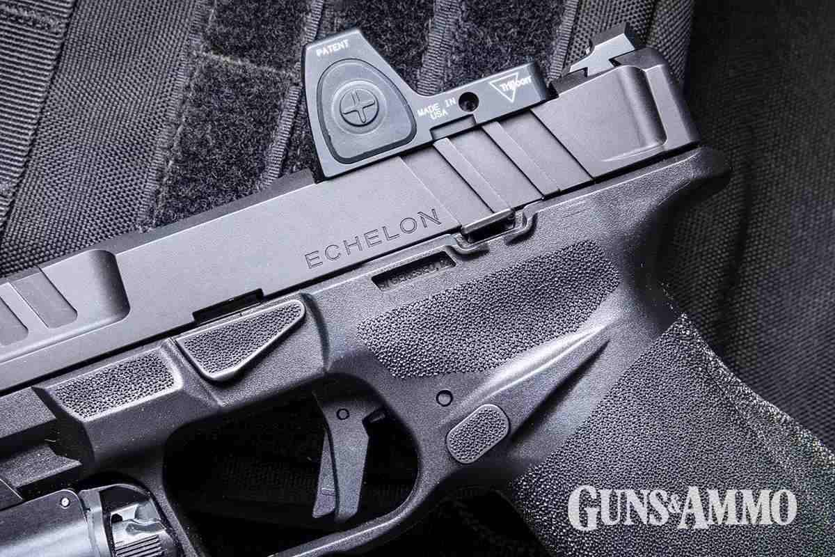 Detalhe do ferrolho, gatilho e mira óptica da pistola Springfield Armory Echelon.