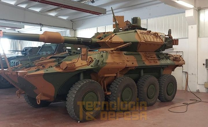 Veículo blindado Centauro II BR dentro de instalação de manutenção.